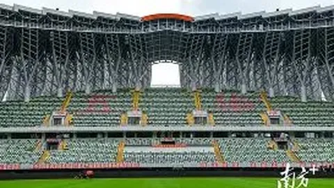 喜讯传来？李亚鹏陪护女友医院进行产检