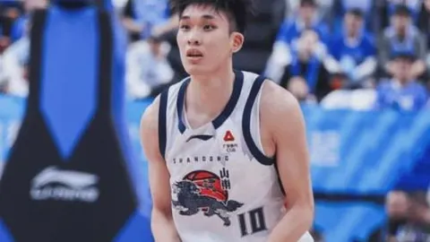 16岁新星首登赛场，丹斯71分钟后被恩古莫哈替下