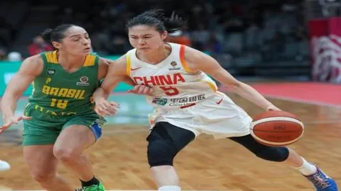 国足本周探讨集训名单，朱辰杰戴面具出战引关注